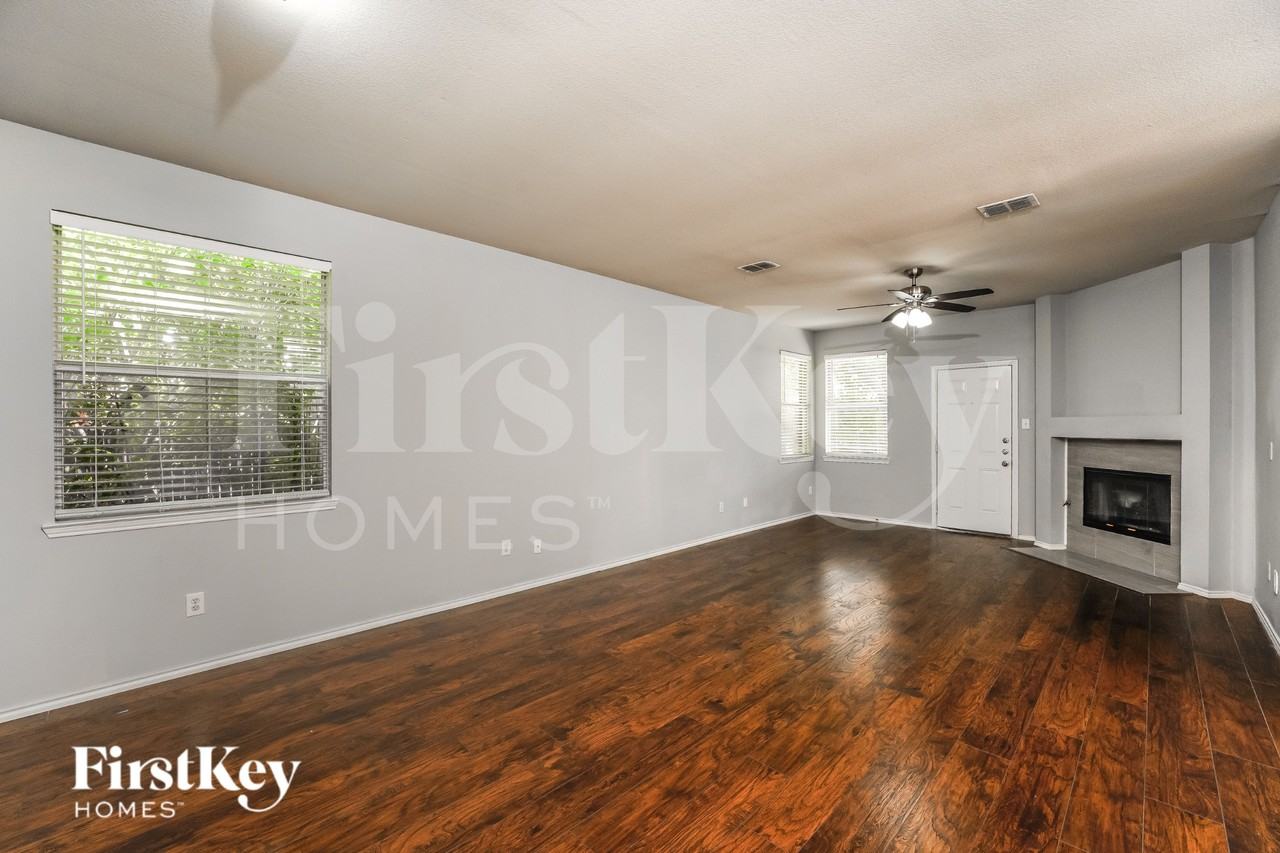 2325 Sumac Ct - Photo 3 of 16