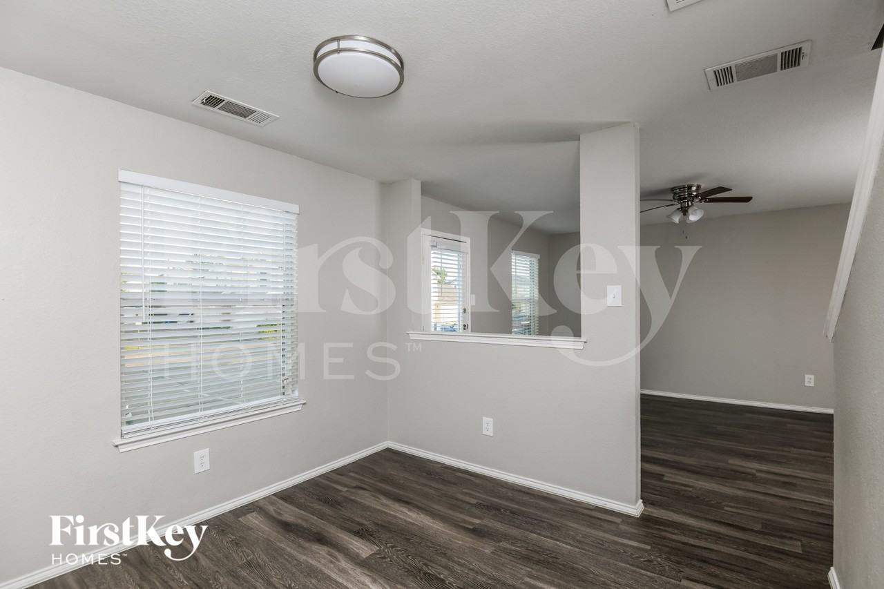 1604 Alcazar Plz - Photo 4 of 16