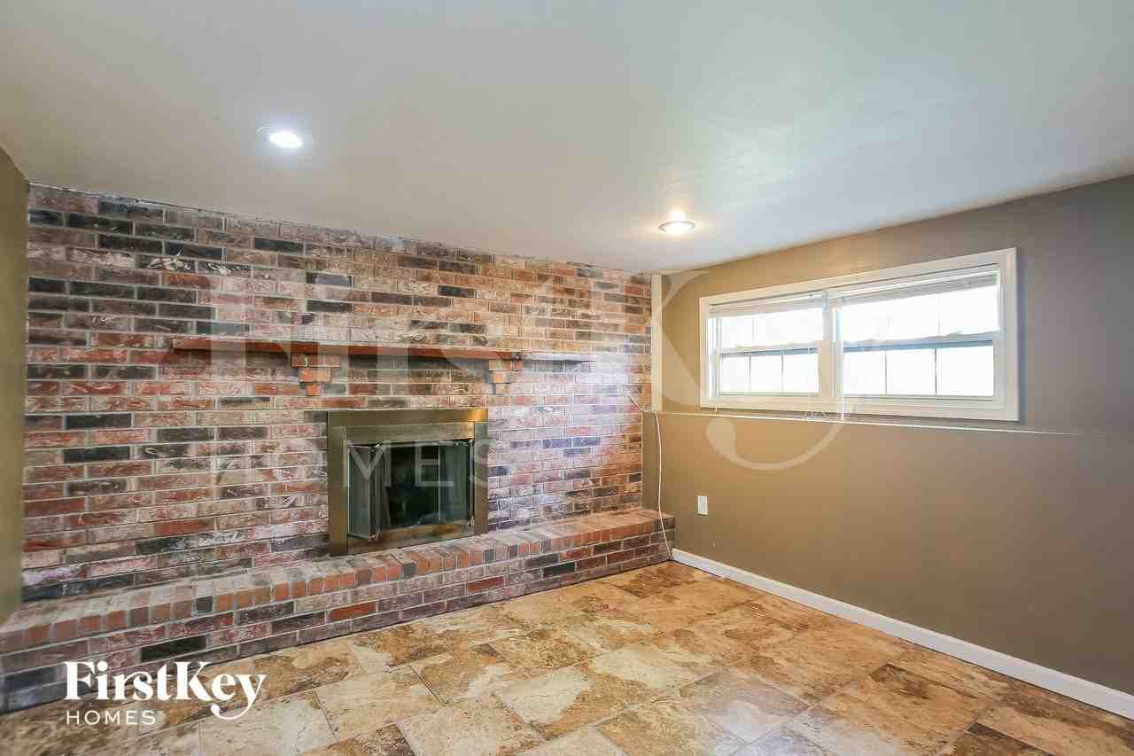 16005 E Cogan Ln - Photo 7 of 15