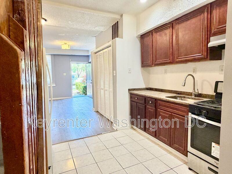1537 A St Se #SE - Photo 2 of 28
