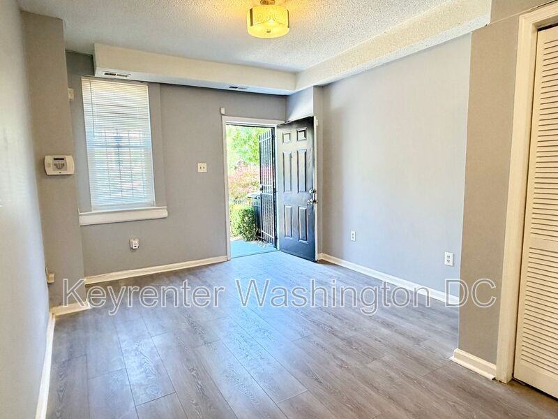 1537 A St Se #SE - Photo 3 of 28