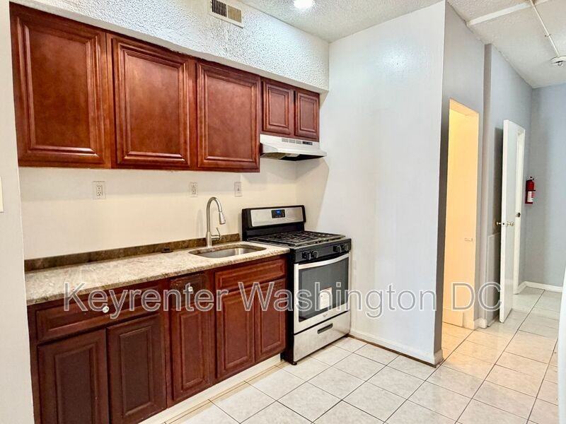 1537 A St Se #SE - Photo 7 of 28