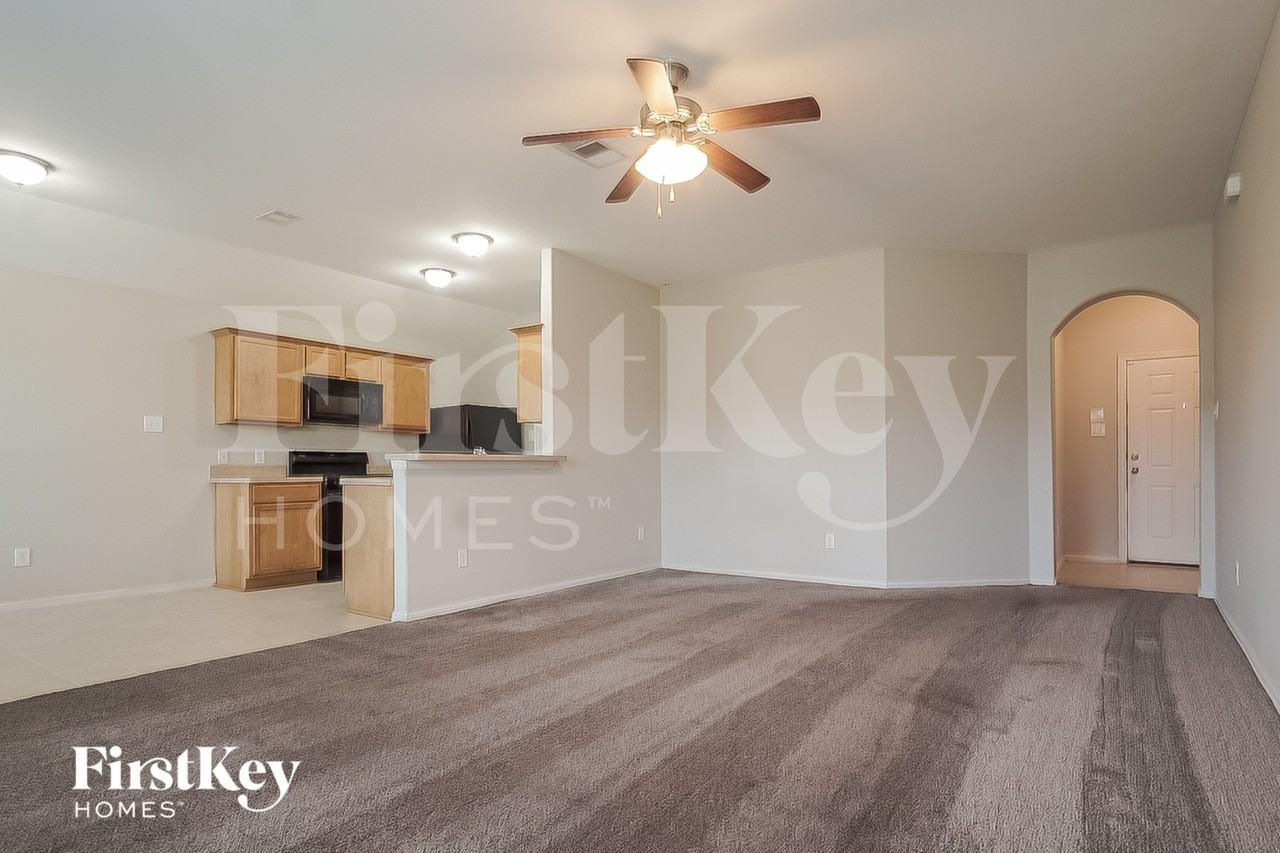 106 W Red Oak Ln - Photo 4 of 16