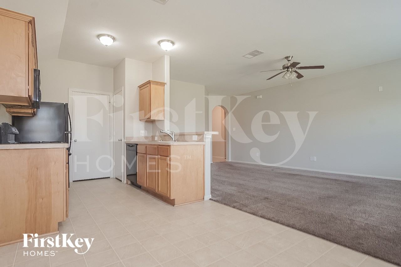 106 W Red Oak Ln - Photo 5 of 16