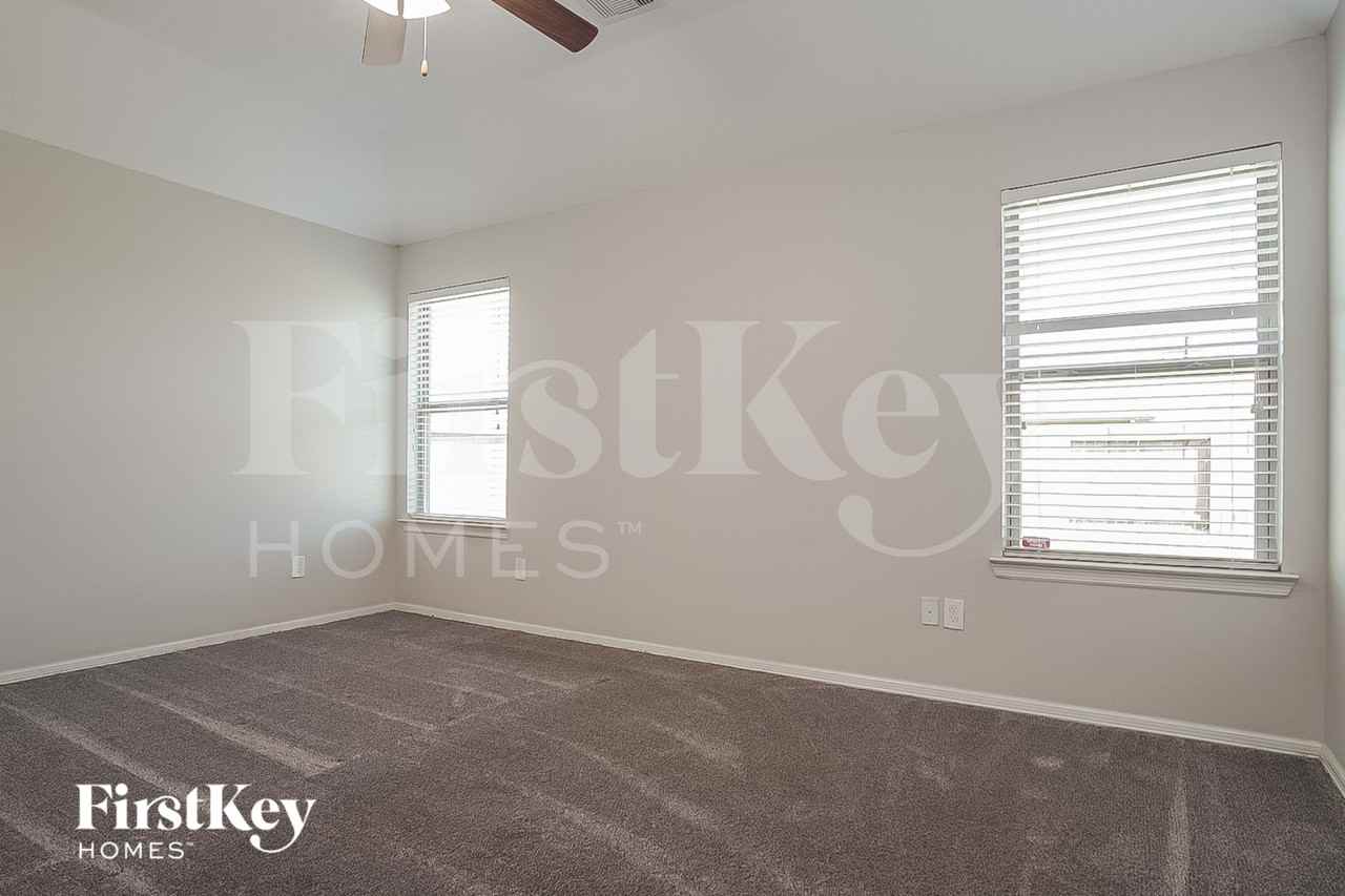 106 W Red Oak Ln - Photo 7 of 16