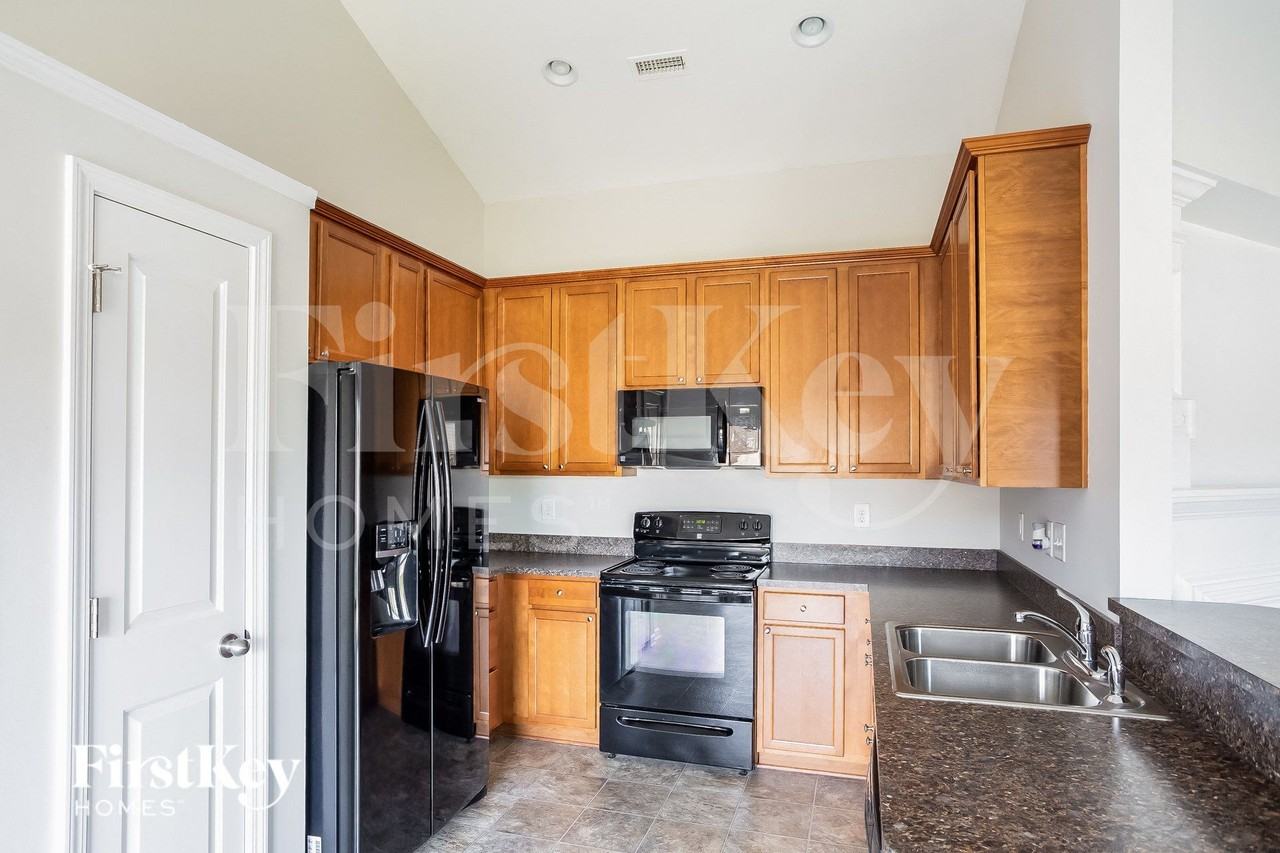104 Tasman Dr - Photo 6 of 15