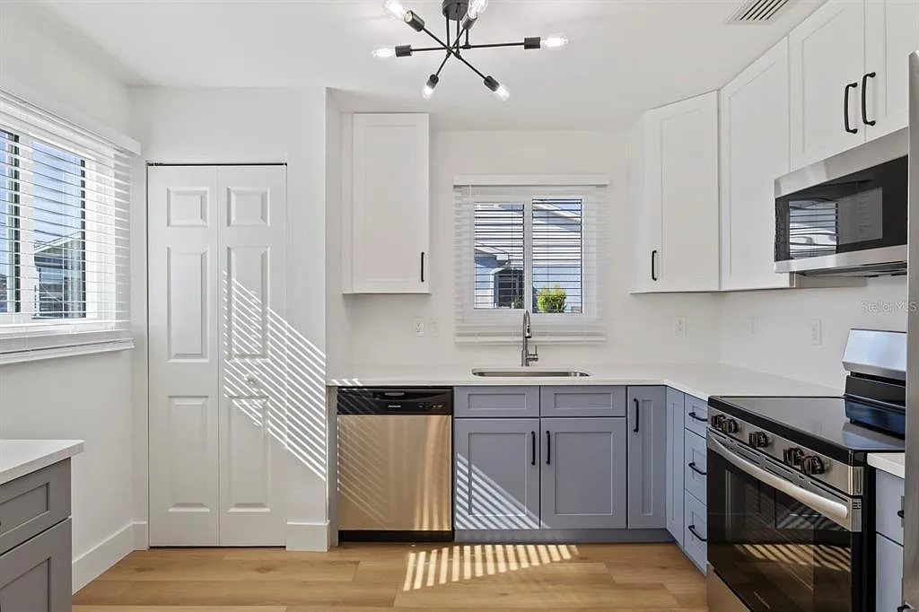 1013 Country Club Blvd - Photo 3 of 12