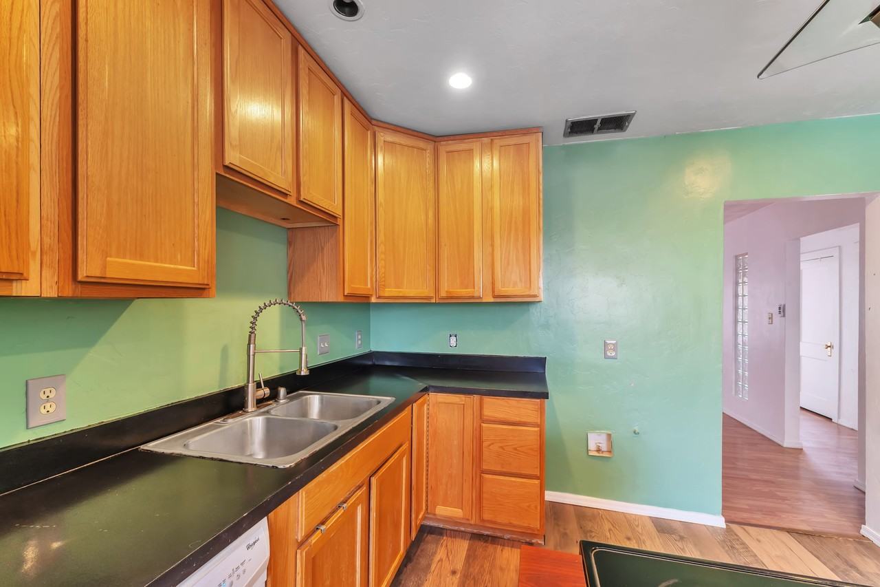9011 W Floyd St - Photo 5 of 23