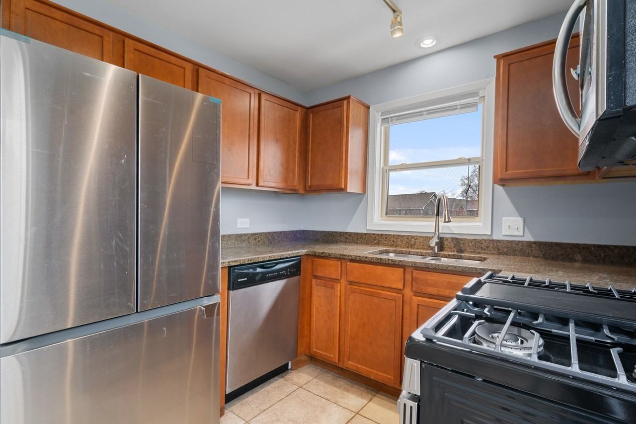 1535 Raymond Dr - Photo 3 of 24