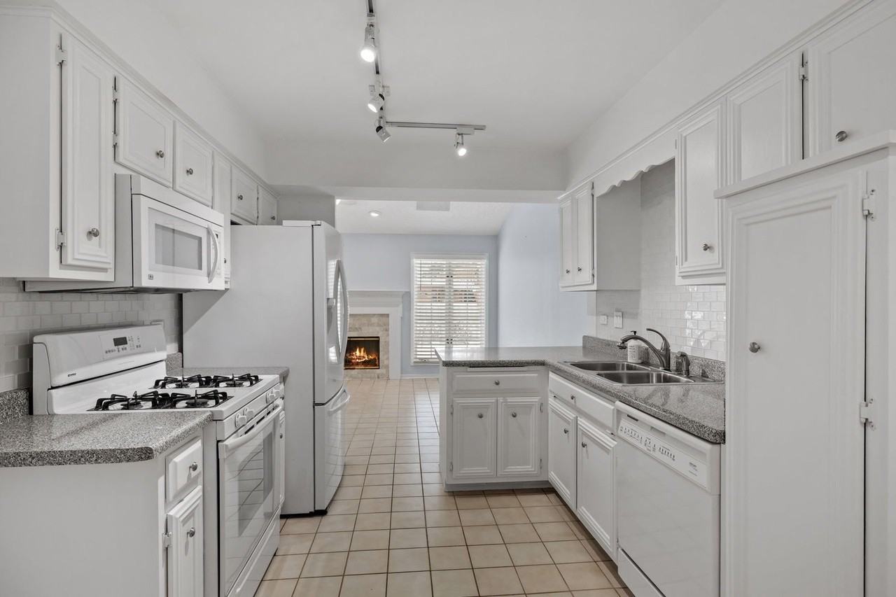 15301 Wilshire Dr - Photo 6 of 19