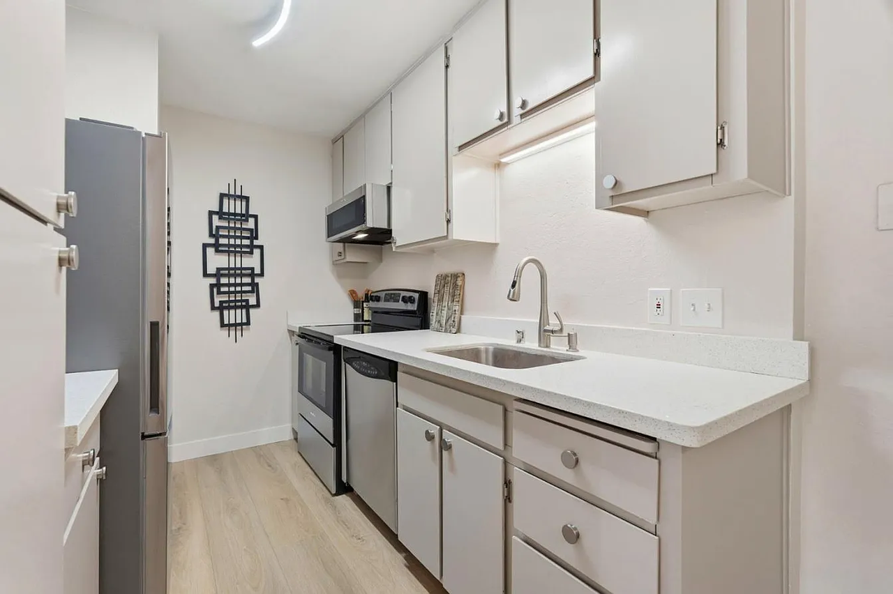 292 Tradewinds Dr #4 - Photo 4 of 10