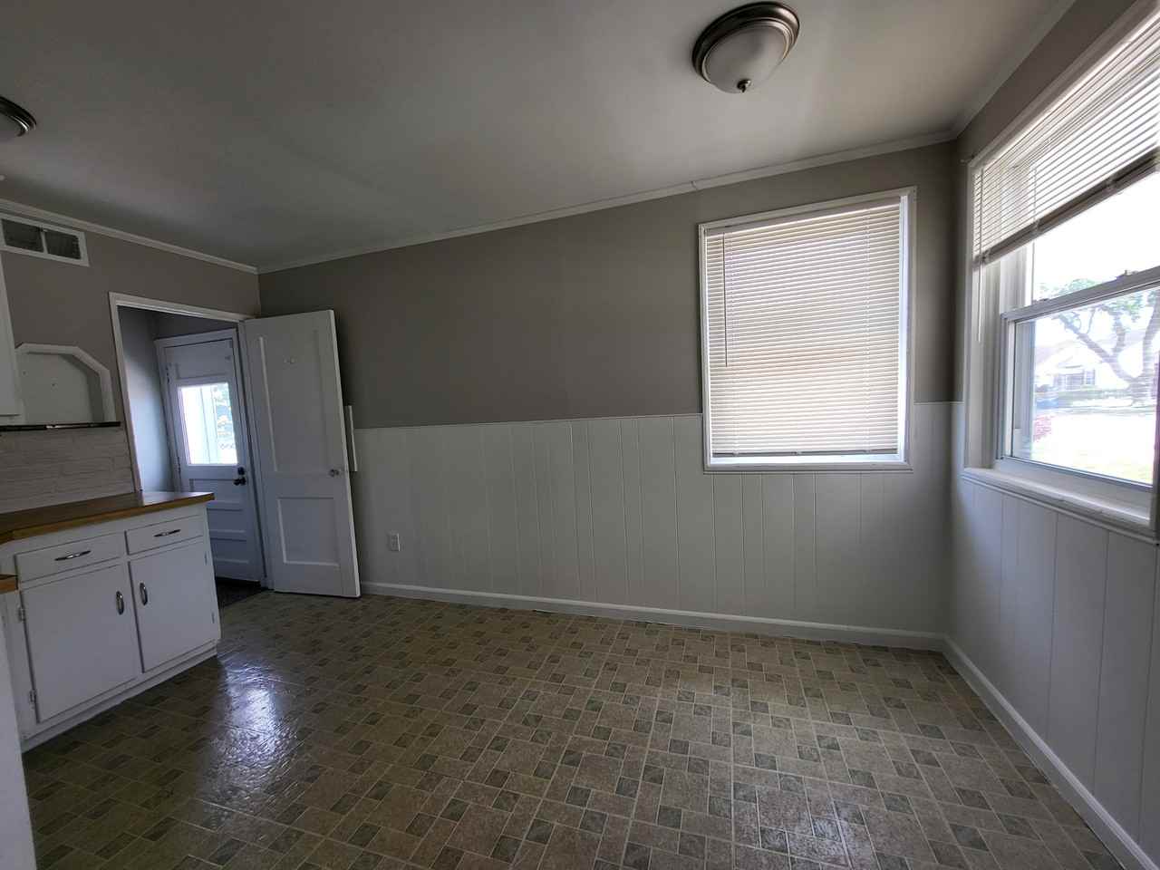 24154 Dartmouth St - Photo 6 of 13