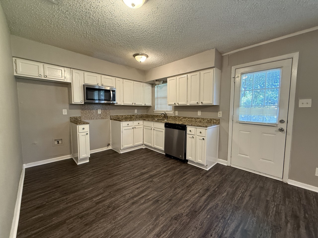 303 Ridgefield Cir - Photo 6 of 17