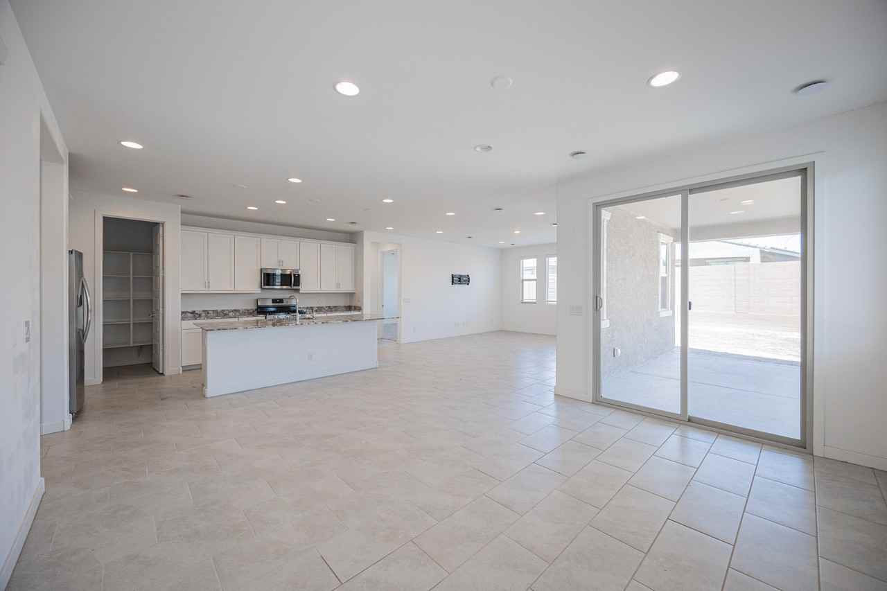 4607 S 111th Dr - Photo 4 of 32