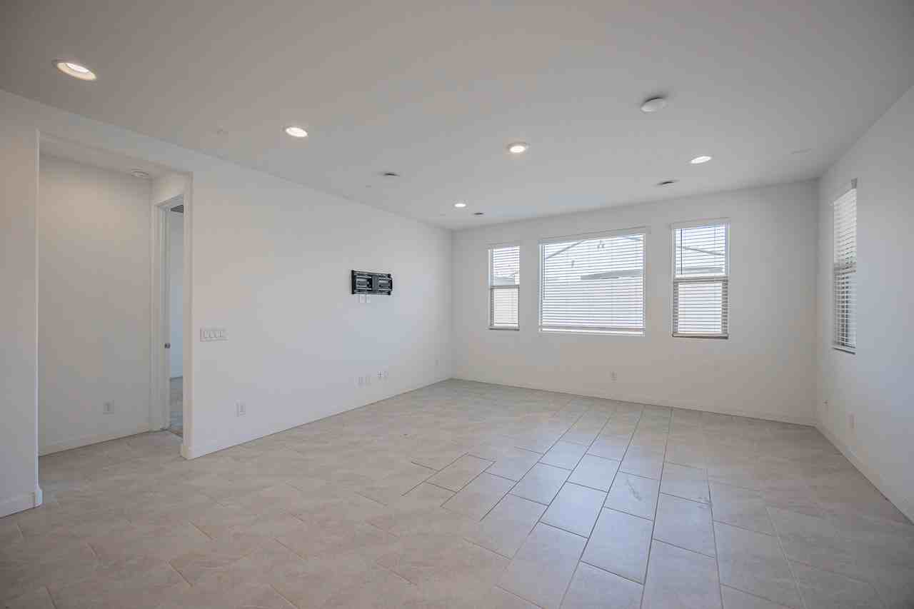 4607 S 111th Dr - Photo 5 of 32