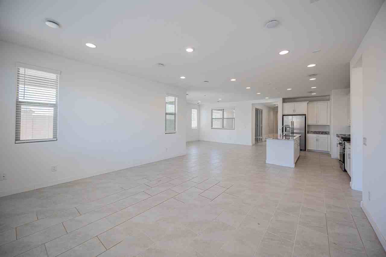 4607 S 111th Dr - Photo 6 of 32