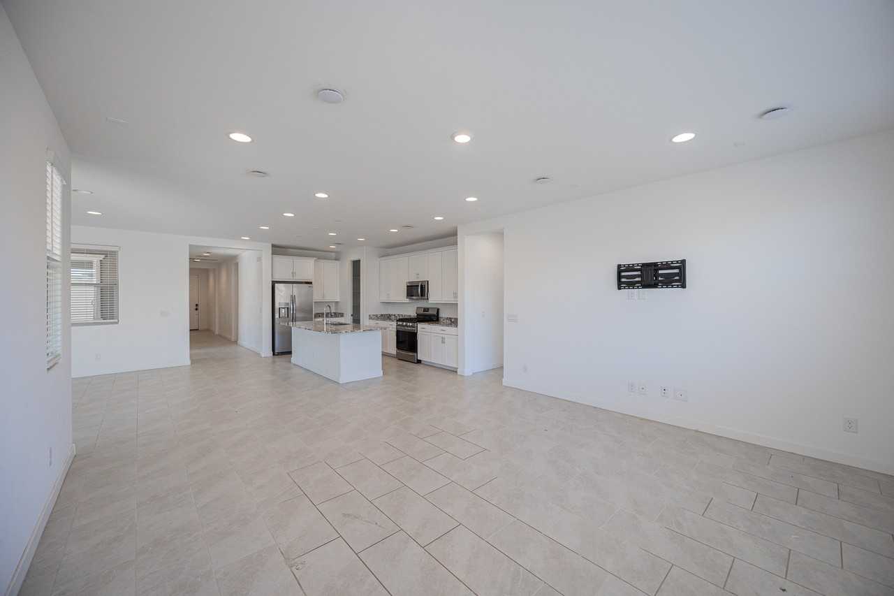 4607 S 111th Dr - Photo 7 of 32
