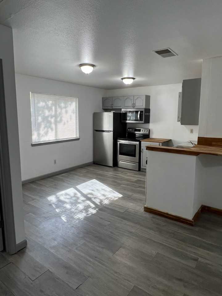 1415 Main St #B - Photo 6 of 10