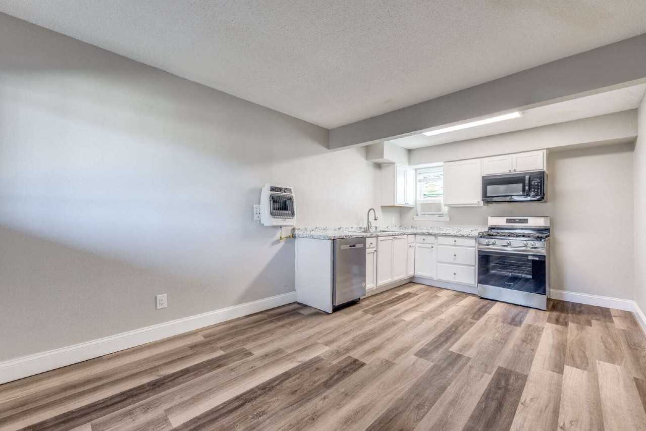 1001 W Elm St #204 - Photo 5 of 25