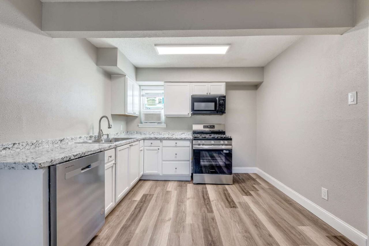 1001 W Elm St #204 - Photo 7 of 25