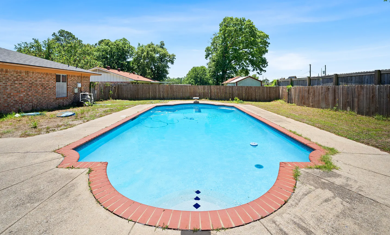230 Country Clb - Photo 2 of 21