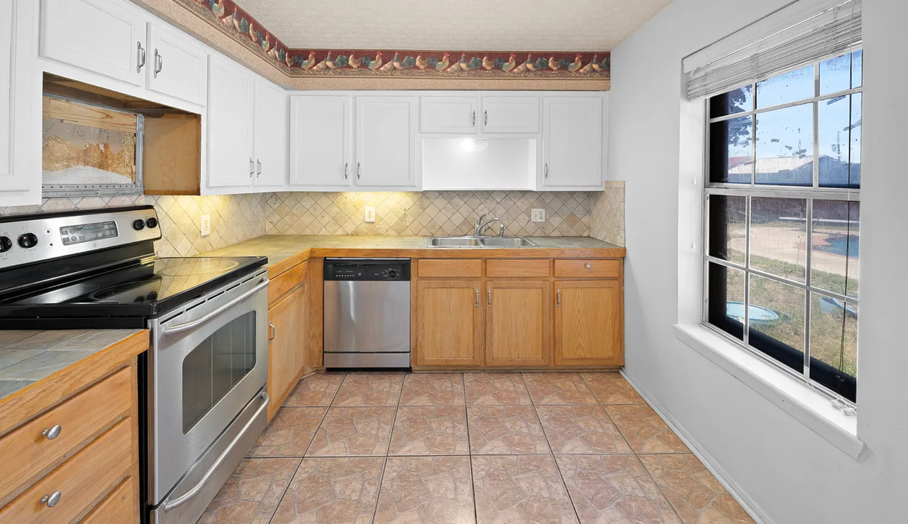 230 Country Clb - Photo 4 of 21