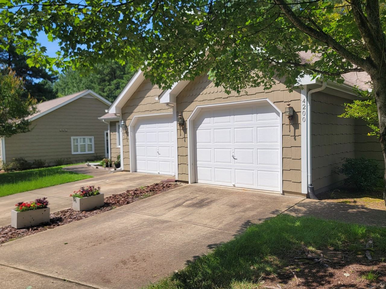 4200 Pin Oak Dr - Photo 5 of 37