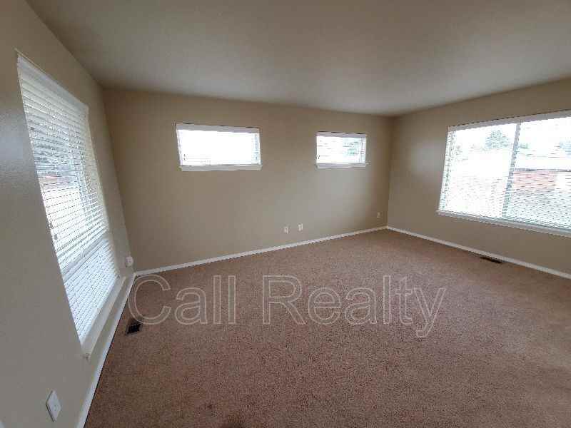 1814 N Arc Rd - Photo 2 of 14