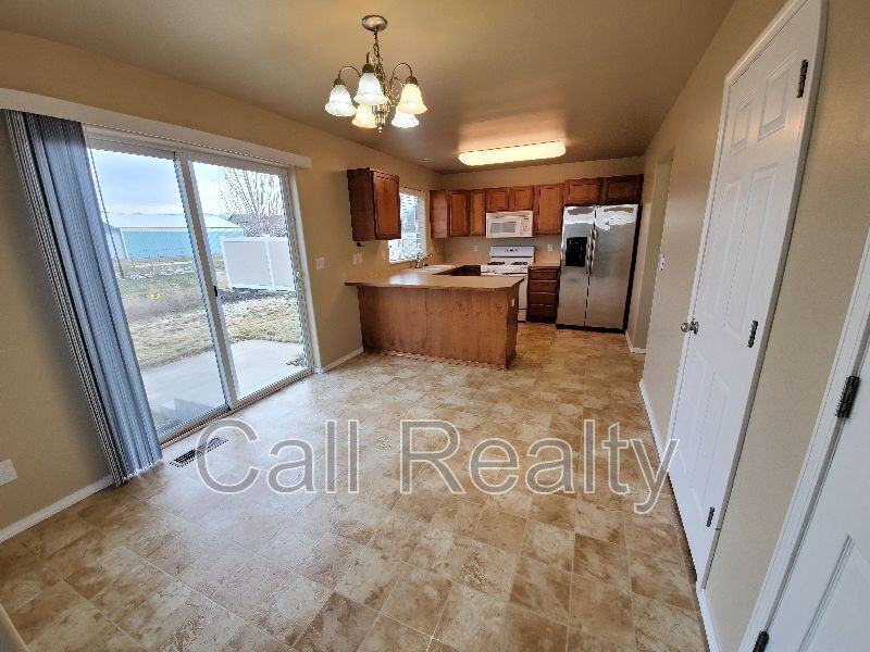 1814 N Arc Rd - Photo 6 of 14
