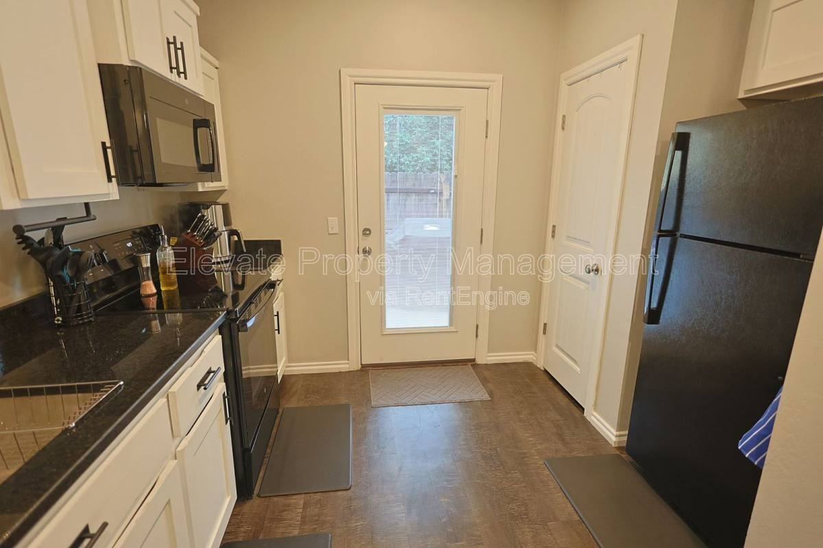 1009 Sw 91st St - Photo 3 of 10