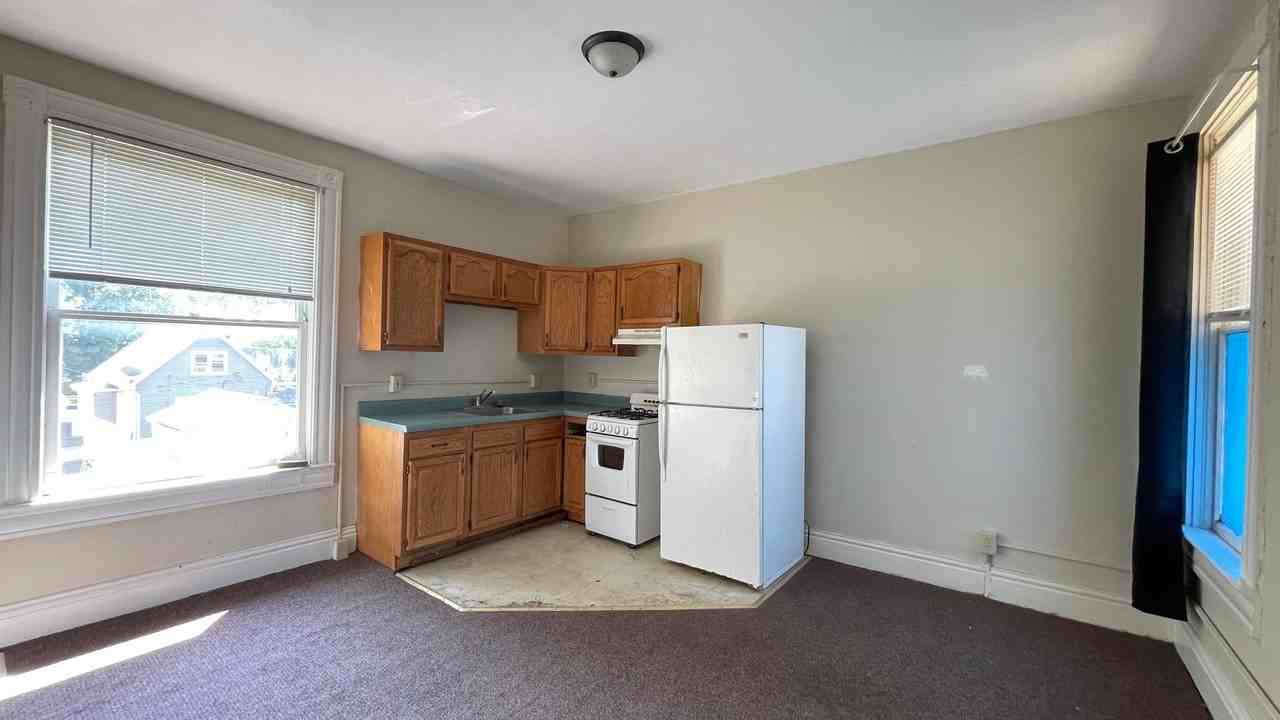 1113 State St - Photo 4 of 9