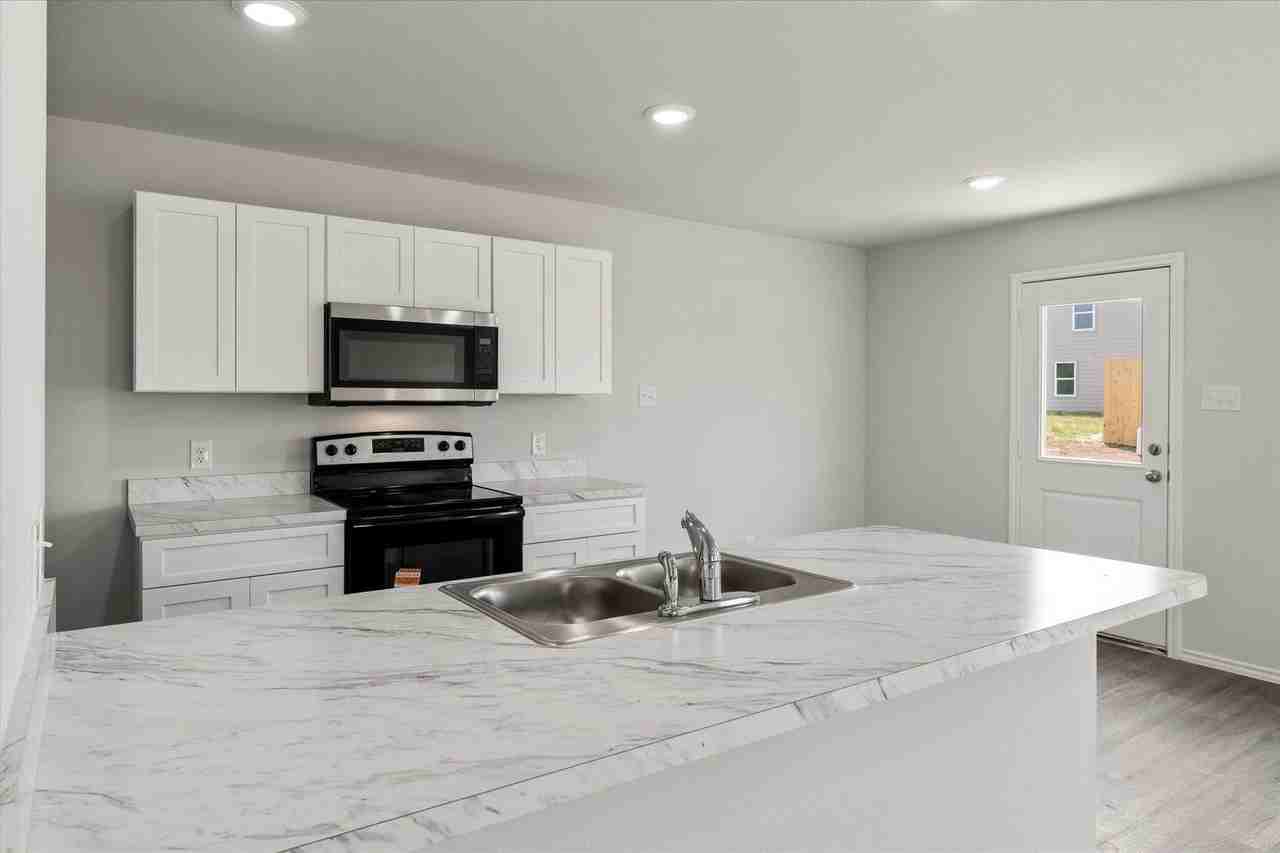 303 Victory Dr - Photo 2 of 7