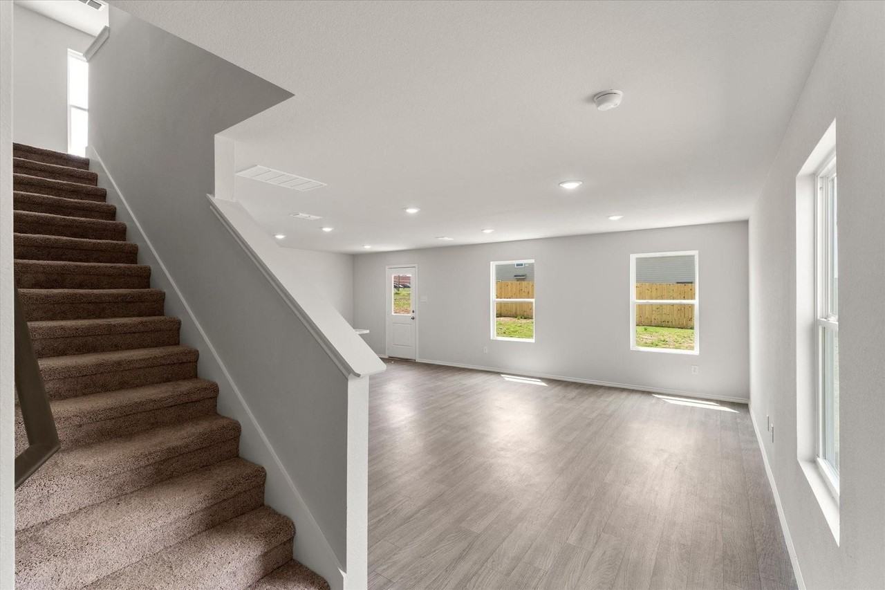 303 Victory Dr - Photo 3 of 7
