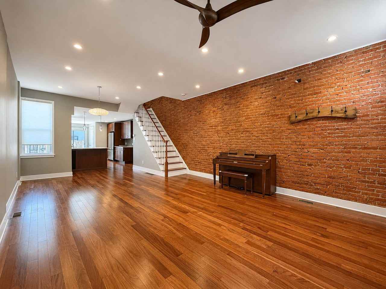 2036 Carpenter St - Photo 2 of 30