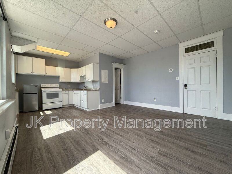 809 15th St #104 - Photo 2 of 17