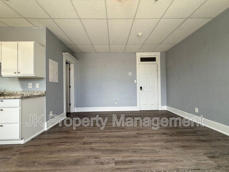 809 15th St #104 - Photo 3 of 17