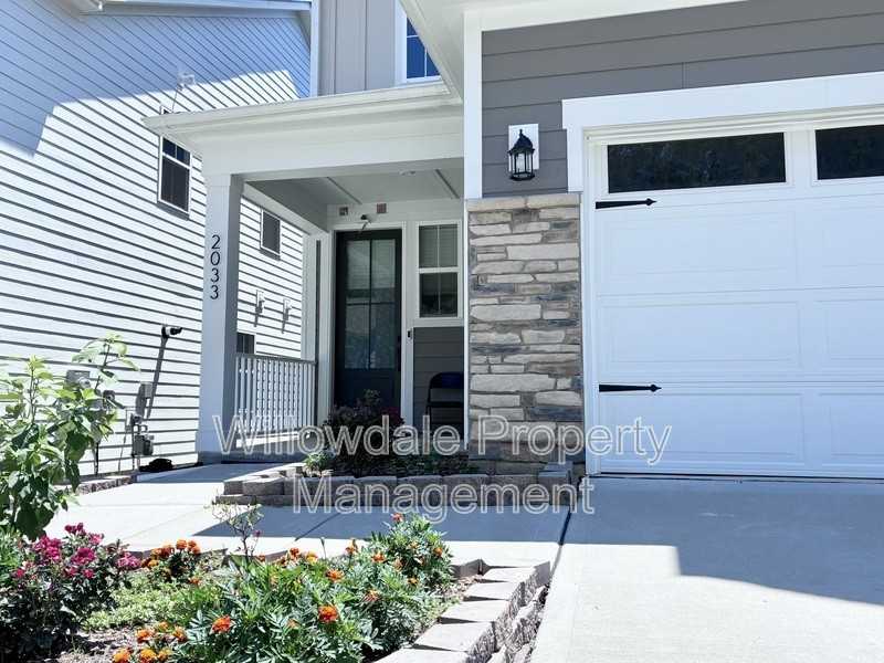 2033 Florine Dr - Photo 3 of 40