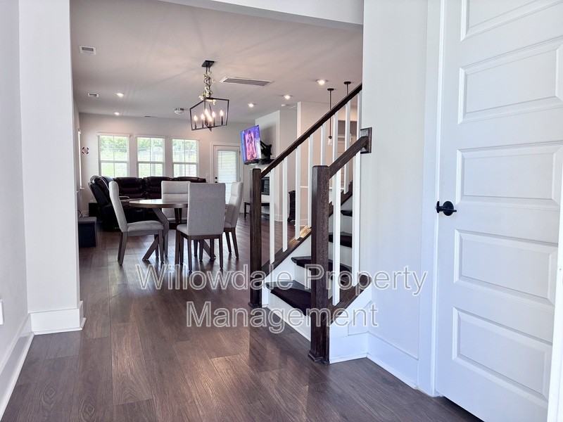 2033 Florine Dr - Photo 4 of 40