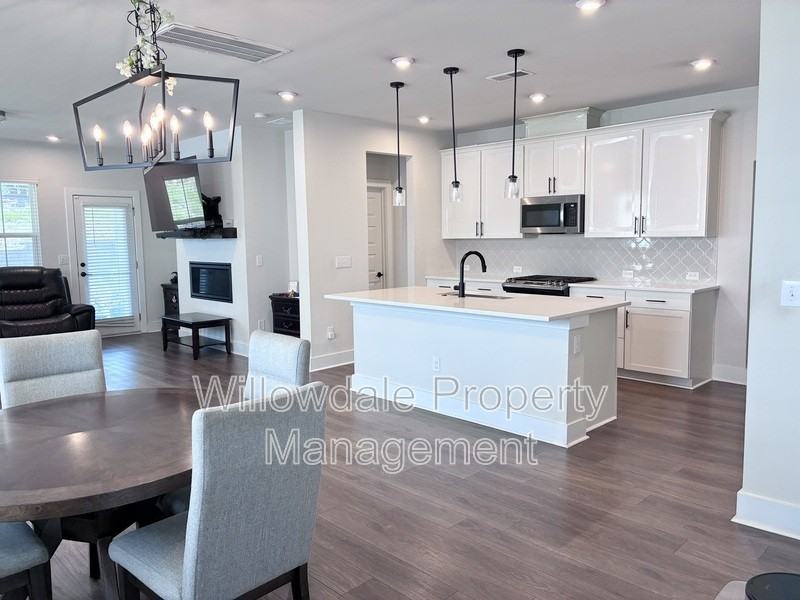 2033 Florine Dr - Photo 6 of 40