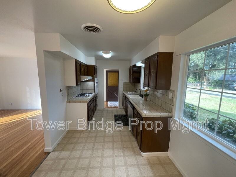 5866 Saunders Ave - Photo 2 of 50