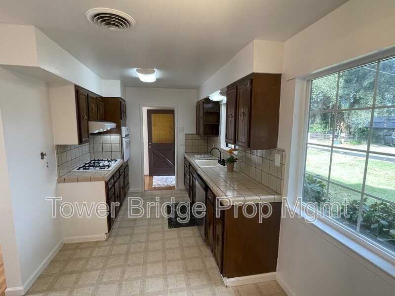 5866 Saunders Ave - Photo 3 of 50