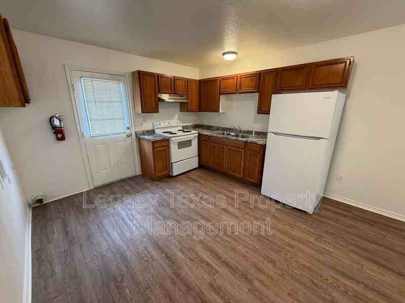 1718 Short St #D - Photo 3 of 16