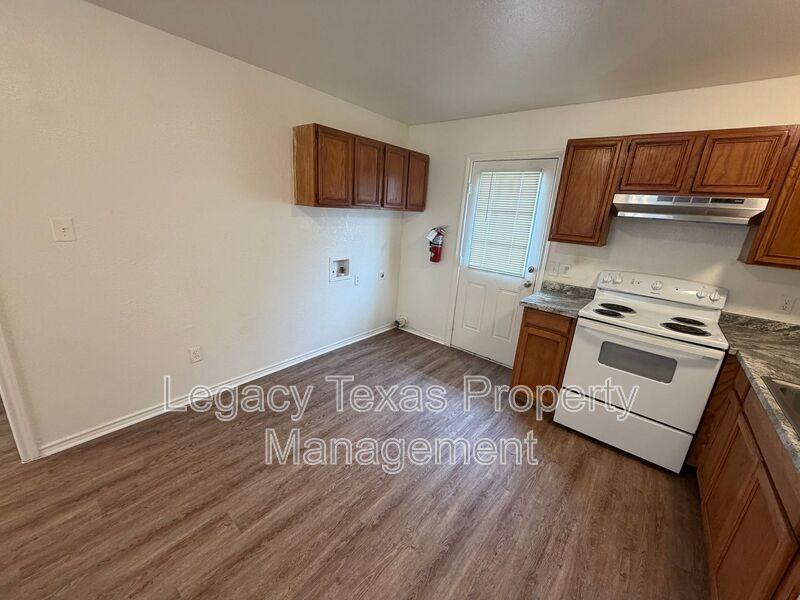 1718 Short St #D - Photo 4 of 16