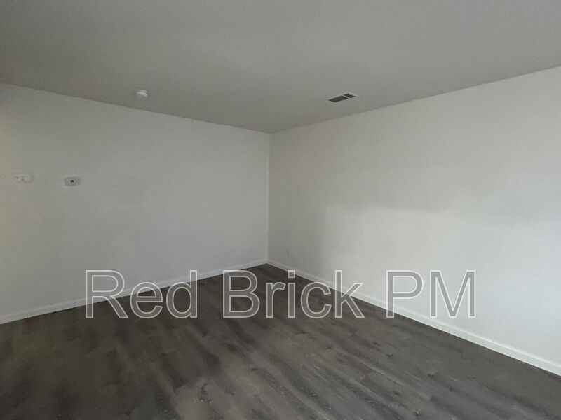 101 Kings Ave - Photo 3 of 6
