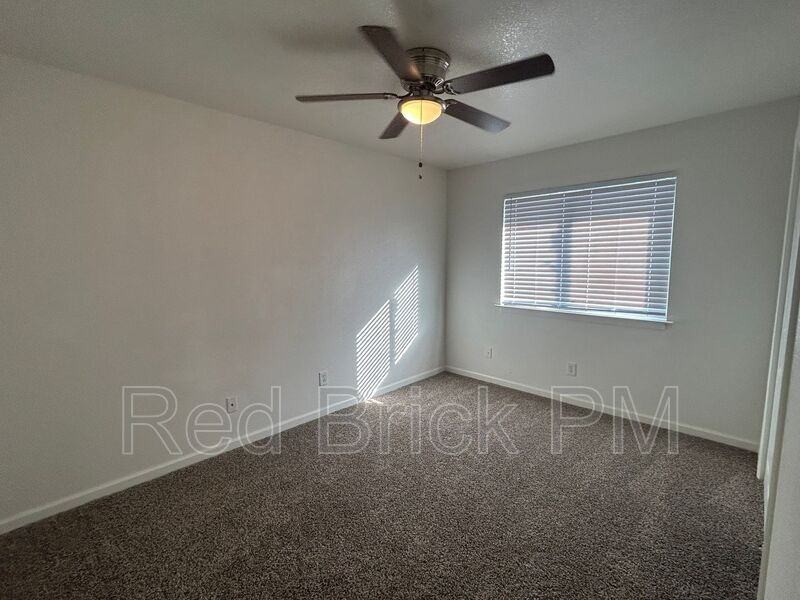 101 Kings Ave - Photo 5 of 6