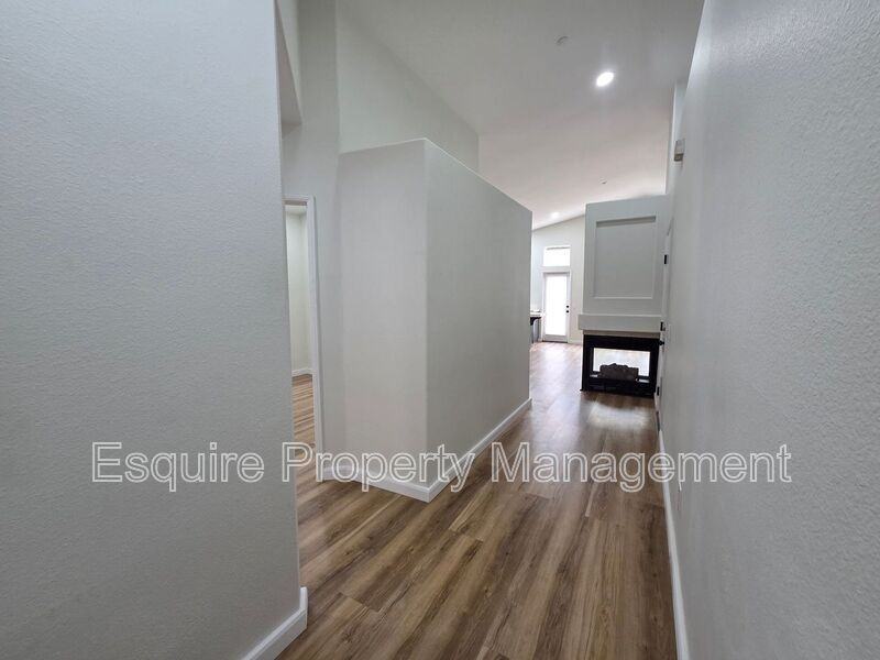 4888 Ellington St - Photo 4 of 27