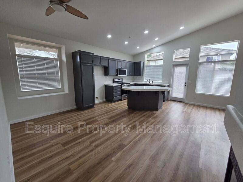 4888 Ellington St - Photo 7 of 27