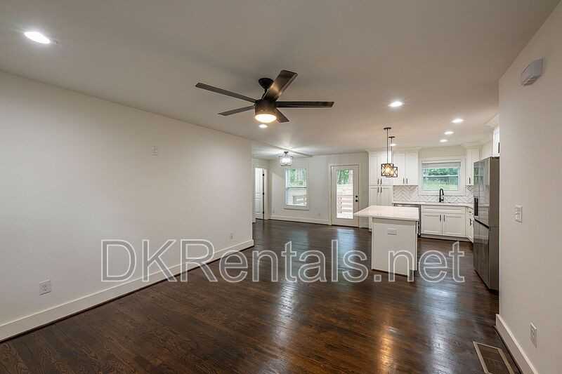 737 Helen St Nw - Photo 5 of 33