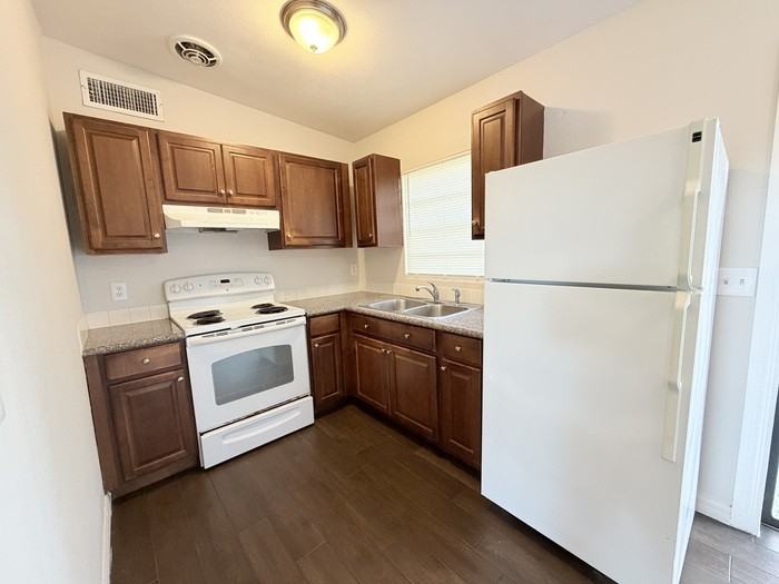 310 Kentia Rd - Photo 3 of 12