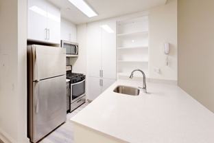 Hanover Sq #14L - Photo 1 of 1